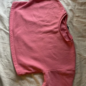 Zara topp - En super somrig och super söt topp, den är en jätte fin rosa färg och jätte skönt material. Det är kroppad. Jag köpte den för 249kr men kommer nu att sälja detn för endast 100kr vilket är över 50% rabatt!!