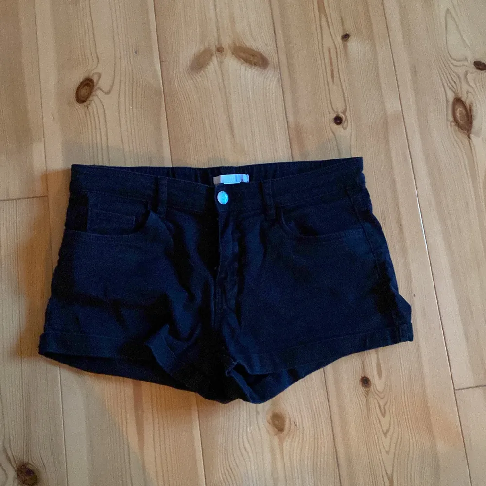 Ett par svarta jeansshorts från H&M. Storlek 36. Säljer då de är lite för kort för min smak. Är villig att diskutera priset vid snabb affär/köp av flera plagg.. Shorts.