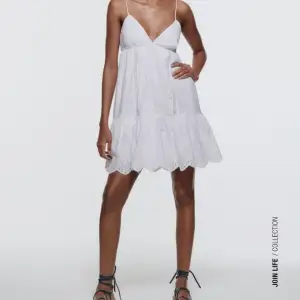 Jag säljer denna fina vita klänning ifrån Zara helt oanvänd. Beställde två storlekar.  Köparen står för frakten 
