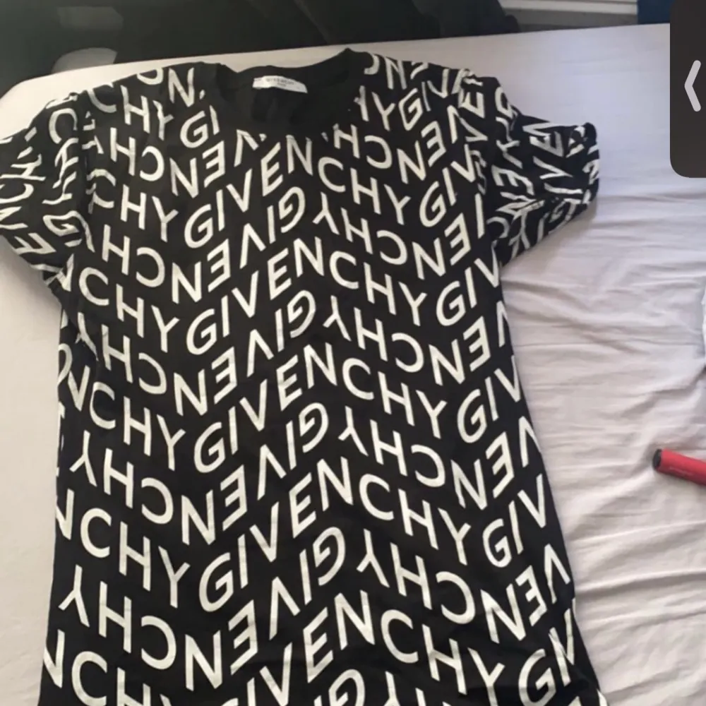 Hej nu säljer jag min Givency t shirt då jag tänkt mig köpa nya kläder inför sommaren. T-shirts.