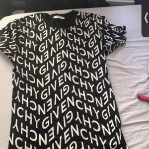 Hej nu säljer jag min Givency t shirt då jag tänkt mig köpa nya kläder inför sommaren