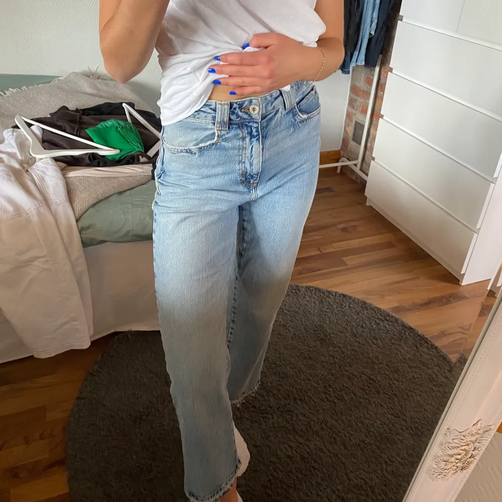 Skit snygga jeans från Zara i den perfekta blåa tvätten. Jag är 173 och sitter jätte bra😍. Jeans & Byxor.