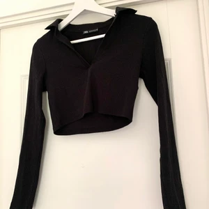 Zara tröja med krage - en extremt snygg skjorta/topp med krage från zara. den är svart och coop top. är storlek M men passar mig som är XS-S. endast använd 1-2 gånger☺️👍 \ såg nu att tröjan ser lite röd ut på andra bilden vilket den inte är irl