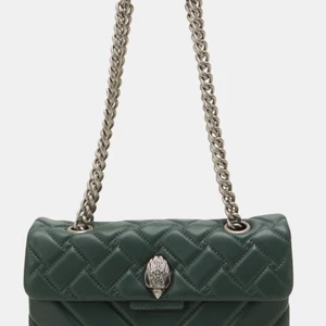 nästan helt oanvönd Kurt geiger väska!!🙏🏼 - knappt använd!!, super fin och passar till mycket! Slutsåld nästan överallt!! Köpt för 2500kr!!🫶🏼🙏🏼💕😇PRIS KAN DISKUTERAS VID SNABB AFFÄR!