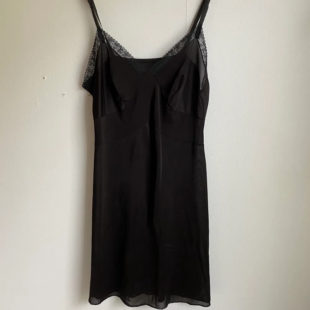 Kort svart klänning i tunt jätteskönt material, perfekt till sommaren. ✨. Klänningar.