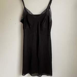 Kort svart klänning i tunt jätteskönt material, perfekt till sommaren. ✨