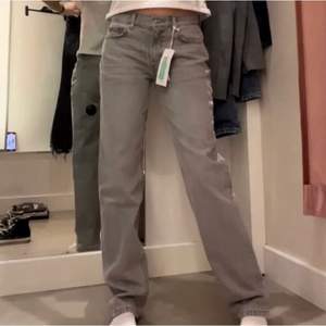 Säljer dessa skit snygga gråa Low waist jeans som är slutsålda!! Säljer pga dom är för små för mig! Kom privat för fler bilder💓💓