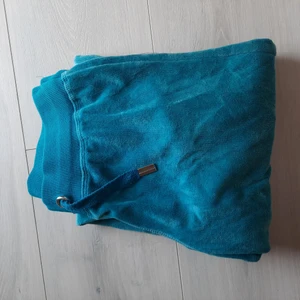 Mjukisbyxor stl 158 - Mjukisbyxor fr Cubus. Grön/blå färg, köpta på barnavdelning stl 158 men passar XS också💓 bra skick! Bara skriva för fler bilder/ frågor🥰