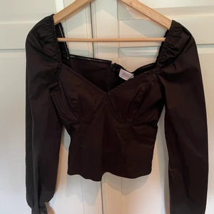 Svart topp  - Säljer en svart jättefin topp från Na-kod i storlek 36. Har prislapp kvar. Har dragkedja på baksidan.