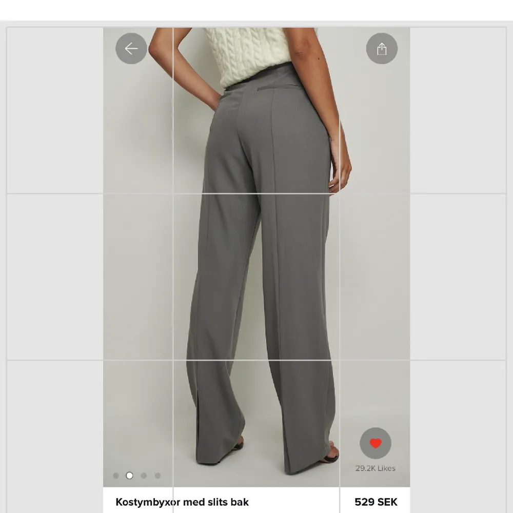 Fint skick som har använts ca 2-3 gånger! Säljer pga fel strl.  Det är gråa kostymbyxor med slits bak som köptes för 529kr . Jeans & Byxor.