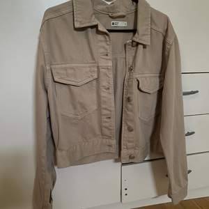 Beige jeansjacka ifrån Gina Tricot, strl S. Knappt använd. Hör av er vid eventuella frågor 💕