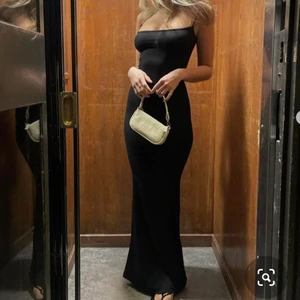 Skims klänning  - Super fin skims klänning i storlek s. Väldigt stretchig så passar även m. Aldrig använd och ligger kvar i boxen med prislappen kvar. Säljer då jag köpte två storlekar. 