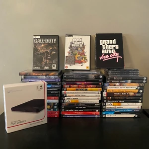 Pc spel + cd läsare - Runt 50 pc spel + en cd läsare som man kan koppla till laptop eller stationära datorer Helt ny cd läsare bara testad