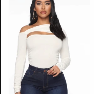Vit fashion Nova topp XS - Vit topp från fashion Nova med slits vid brösten, prislappen kvar och är oanvänd