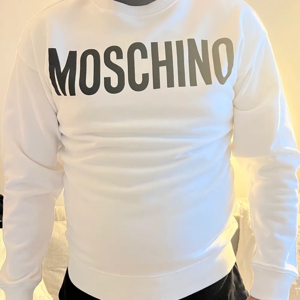 Snygg elegant moschino tröja, helt oanvänd nypris:2200kr  Lite stor i storleken han på bilden är 194cm och är vanligtvis en L.. Tröjor & Koftor.