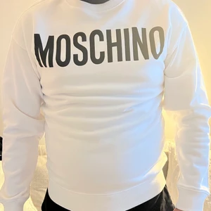 Moschino tröja  - Snygg elegant moschino tröja, helt oanvänd nypris:2200kr  Lite stor i storleken han på bilden är 194cm och är vanligtvis en L.
