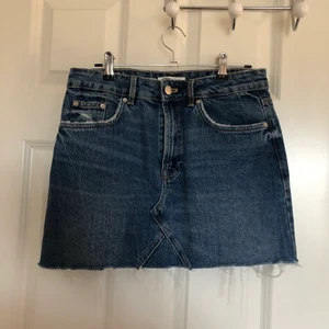 Jeanskjol - Jeanskjol från Zara. Snygg tvätt och bra passform 