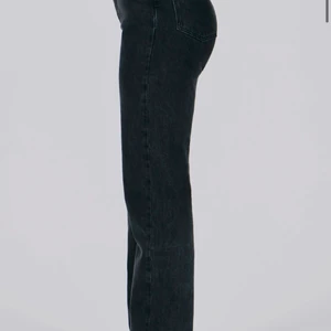 Jeans a-dsgn  - Intressekoll på dessa slutsålda jeans från A-dsgn. Säljer då de är lite för stora för mig. Hör av er om pris😊