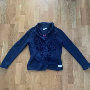 Odd Molly kofta - Marinblå stickad kofta med rosa detaljer från Odd Molly💕 Köpt för några år sedan i Odd Molly butiken💜 Koftan är i storlek 3🥰