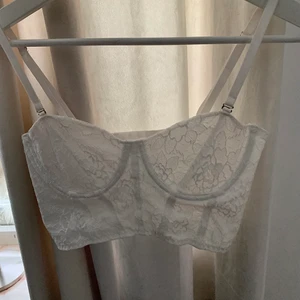 Korsett - En vit superfin korsett som tyvärr är för liten för mig🤍 strl S och skulle säga att den passar A-kupor! Köparen står för eventuell frakt (12kr)🌸 