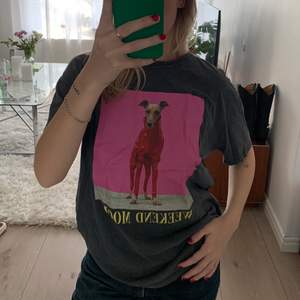 Snygg T-shirt med tryck av en hund med texten ”WEEKEND MODE”