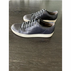 Lanvin sneakers 42 - Lanvins sneakers Storlek: 42 Skick: 8,5/10 Nypris: 3999kr Mitt pris: 1500kr