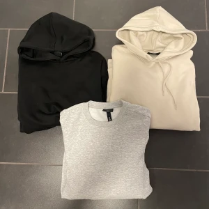 3st H&M tröjor - Den gråa och svarta tröjan är i storlek S, och den beiga är i XS. Är som nya, skick enligt bild. Köparen står för frakt (60kr)!