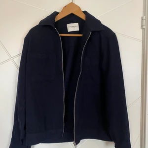 These Glory Days Jacka, Storlek S - Blå These Glory Days Jacka, Storlek S, Pris 200kr (Frakt 69kr, ingår ej)