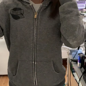 Tröja - En grå zip up tröja köpt här på plick för knappt ett halvår sen! Har små defekter som ni ser på bild 3 men funkar annars felfritt! storlek M men passar som en s ❌LÅNAD BILD från förra ägaren❌