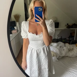 Fantastisk sommarklänning - En fantastisk sommarklänning som är perfekt för studenten, skolavslutningen eller annan tillställning i sommar. Storlek S/M. Aldrig använd.  Köpt för 529kr. Priset går att diskutera vid snabb affär.