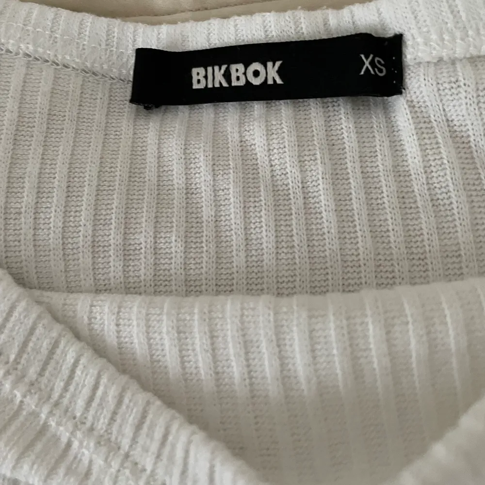 Jag säljer en knapp använt vit topp från Bik Bok 🤩 Säljer den då den inte är min stil längre. Det är storlek XS men passar även S. Säljer den för 50 kr + frakt ☺️ Dm för mer bilder/info 💕. Skjortor.