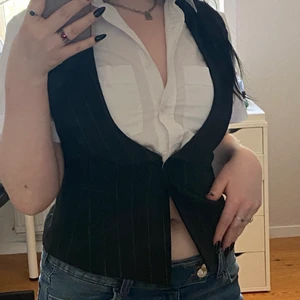 Svart kostym-väst - Svart kostym-väst! Säljer den då den inte längre passar min stil.