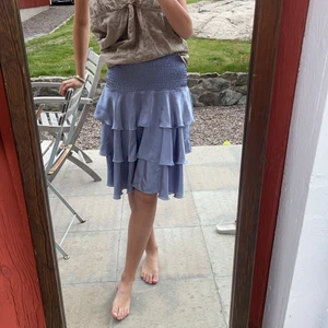 Volang kjol - Volang kjol från Nakd, har en liten svart fläck men inget som syns. Stretchigt material så om man är en storlek mindre eller större än XS så är det inget problem