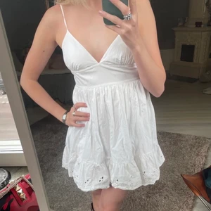 Vit sommarklänning - Vit klänning från zara med broderier🤟🏼