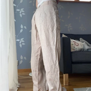 Linnebyxor - Linnebyxor köpt secondhand förra året men kommer tyvärr inte till användning. Dem har en ljusrosa ton men rör sig också åt det beiga hållet. Dem har två knappar och en dragkedja samt två stora fickor på sidorna.  