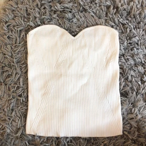 Tubtopp från Gina tricot💘 - Supersöt tubtopp från Gina som tyvärr är lite för stor för mig som vanligtvis har XXs. Den är i M men skulle säga att den är mer som en S💘