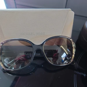 Solglasögon från Michael Kors  - Solglasögon från Michael Kors, i grön ton. Väldigt Fint skick. 