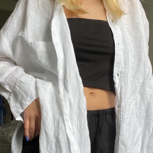 Vit Linneskjorta🤍 - Säljer denna helt nya linneskjorta ifrån Zara i storlek XS🤍säljer pga av att den är något för stor för mig därav är den ej använd. Den är något oversize! 