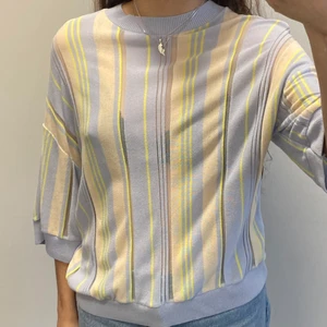 mesh t-shirt - tröja med mesh-ränder, meshbitarna är lite glittriga! använd en gång så den är i perfekt skick :) storlek S men sitter stort!!