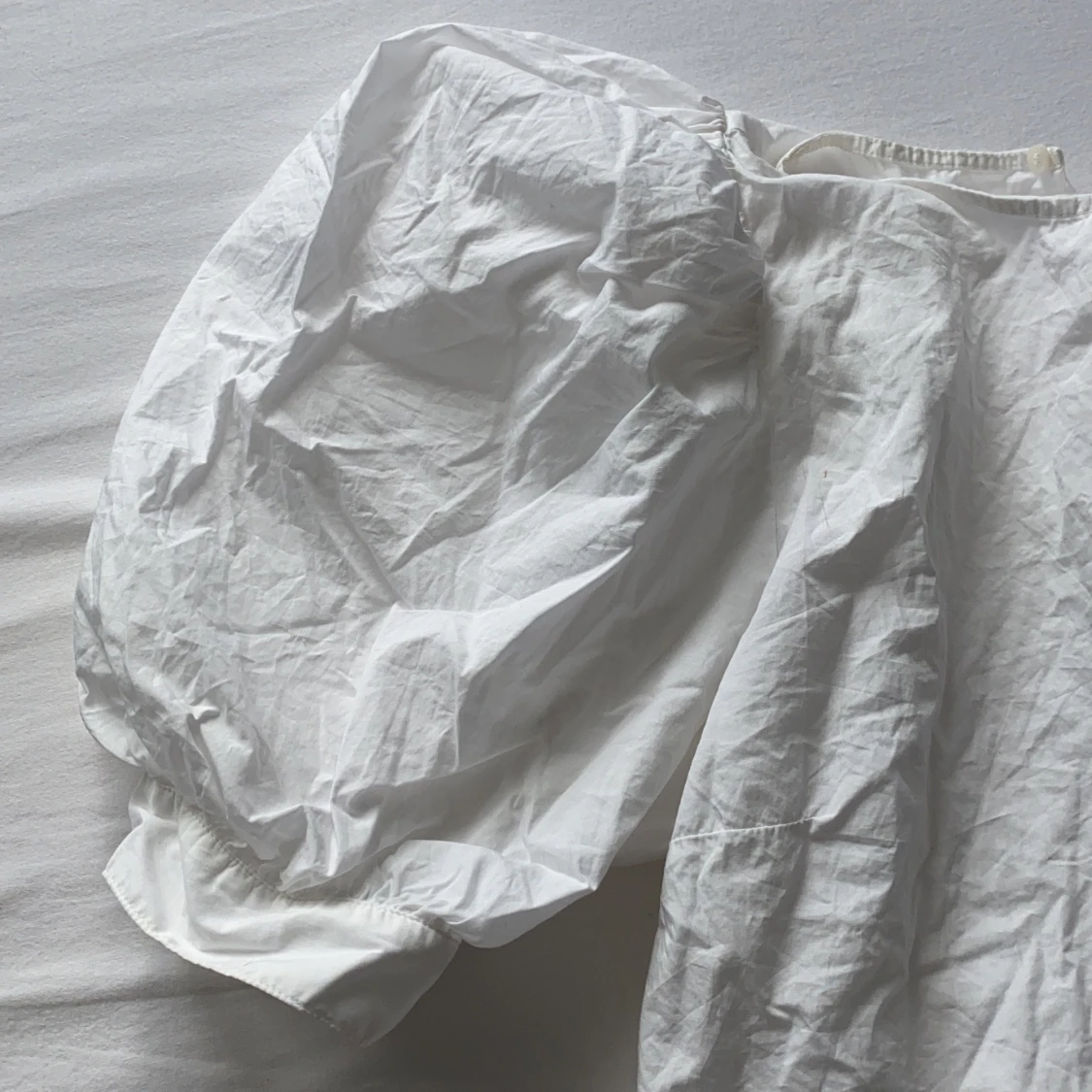 Vit topp/blus  med puffärm  - 90