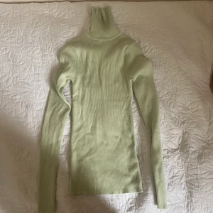 Grön turtleneck  - Grön turtleneck från ginatricot. Inte används alls. ❤️