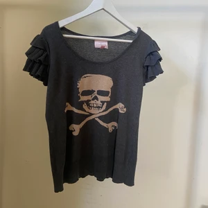 Döskalle Tshirt - Fin tröjq som är perfekt nu när det börjar bli lite för kallt för bara ett linne. Tröjan är otroligt mjuk och har en ribbad del längst ner där den sitter lite tightare. På lappen står det storlek L men jag uppskattar den mer som en M. I otroligt bra skick