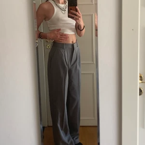 Grå kostymbyxor NA-KD - Jätte snygga gråa kostymbyxor från NA-KD. Endast använda 2-3 gånger. Pris kan diskuteras❤️ skriv om ni har frågor