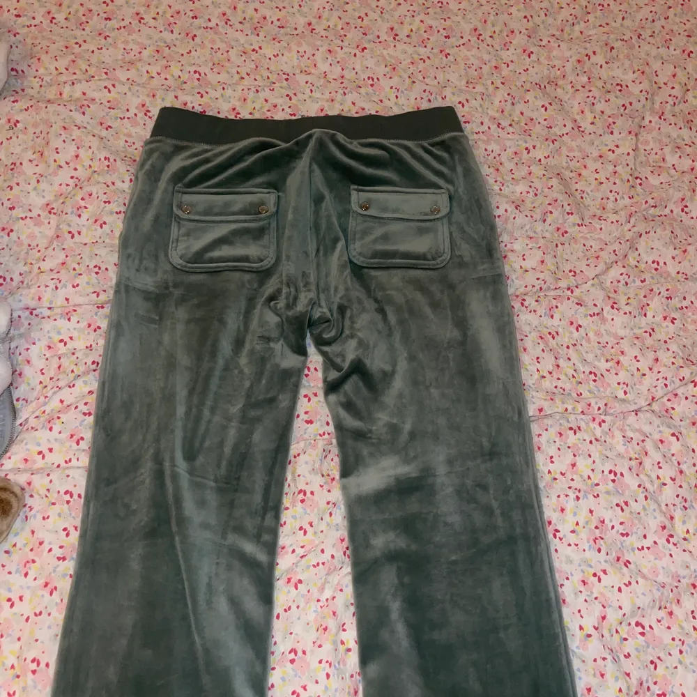 ✨Intressekoll✨på mina gröna juicy byxor i storlek L men passar en M. Använda 1 gång så i mycket bra skick. . Jeans & Byxor.