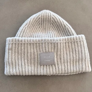 Acne mössa - Heej!💓 Säljer nu min älskade ljusgråa acnemössa, då jag köpt en i en annan färg! Köpt i butik för 1 300 kr!⭐️ Perfekt nu i höst! 🍂Kom med prisförslag!