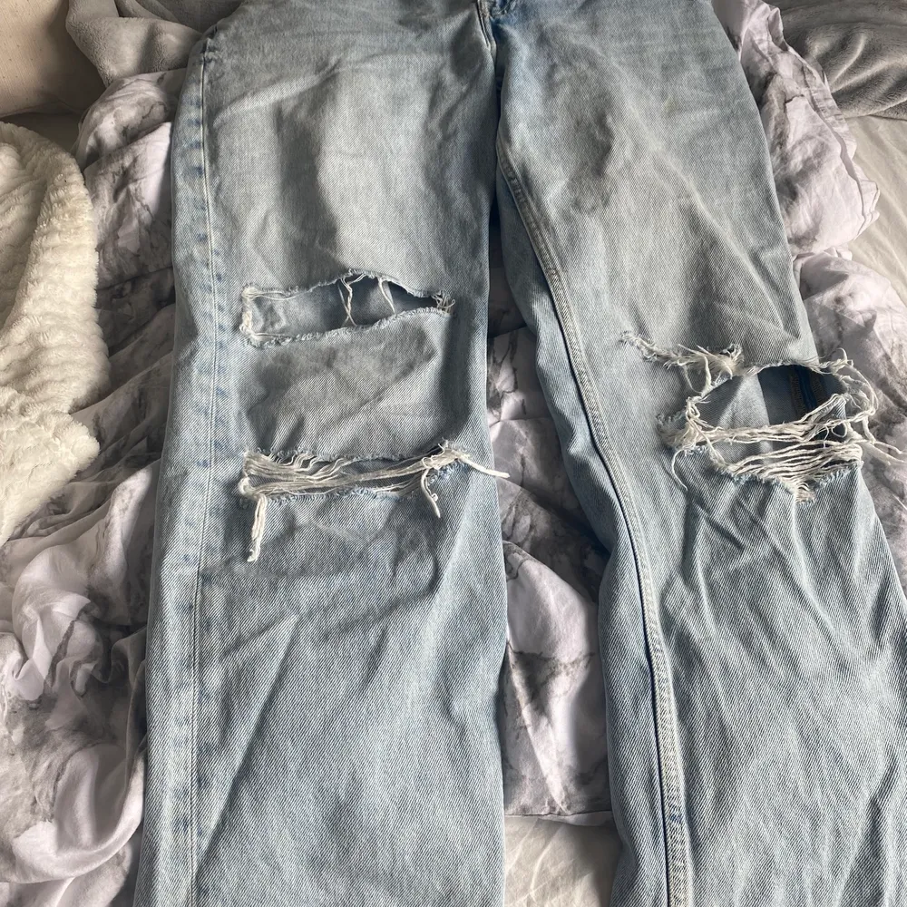 Säljer dessa jätte fina jeans då dom inte kommer till användning🙌🏻Använda fåtal gånger så dom är så gott som nya! . Jeans & Byxor.