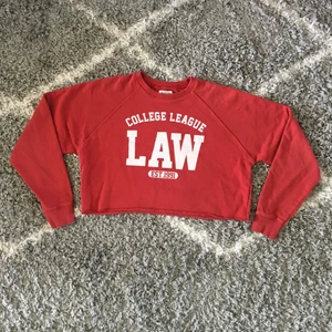 Cropped Sweatshirt -  färg: red 💘  Jag köpte den för 359 kr 💌