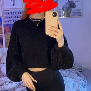 Tröja - En svart ”magtröja” från H&M. En riktigt skön tröja. Tyvärr lite nopprig, men jättefin! Säljer för jah inte använder längre