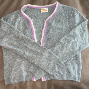 Grå kashmir kofta - Säljer min gråa Kashmir kofta från märket from future då den inte andvänds. Har andvänts ungefär 2 gånger då den inte passar så bra, köptes online på deras hemsida och har inga tecken på andvändning. Nopprar självklart av tröjan innan jag skickar den❤️