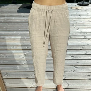 Ankellånga linnebyxor - Beiga ankellånga linnebyxor från HM💞 Storlek S. Ordinarepris 199kr💕 Köparen står för frakten